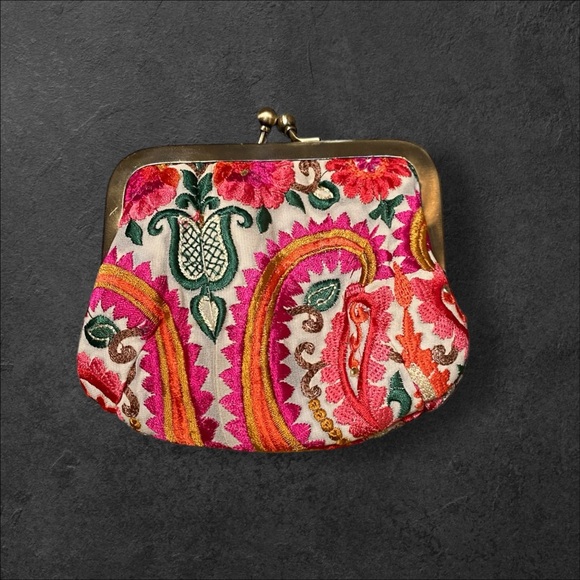 World finds coin purse - Picture 3 of 6